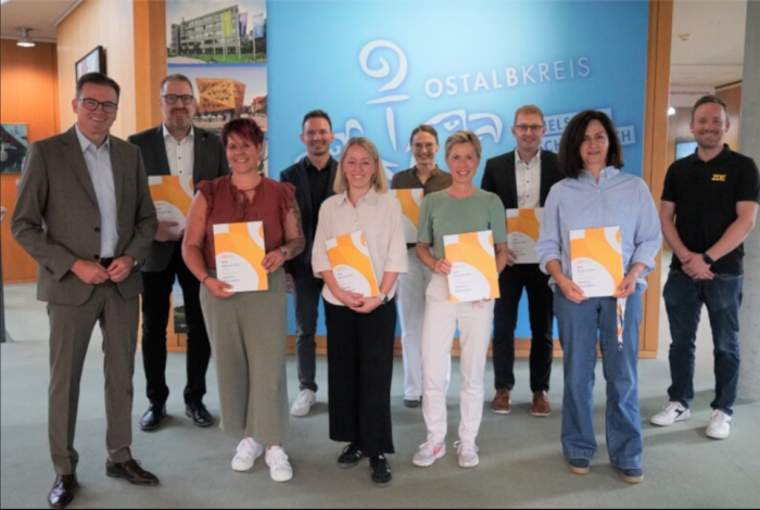 (V. l.) Landrat Dr. Joachim Bläse, Peter Fischer, Sandra Ott, Lukas Dreher, Melanie Graf, Dr. Katarzyna Haverkamp, Angela Brunnhuber, Markus Däuble, Heike Wörner und Felix Unseld (ZDE). Nicht auf dem Bild: Florian Deininger (V. l.) Landrat Dr. Joachim Bläse, Peter Fischer, Sandra Ott, Lukas Dreher, Melanie Graf, Dr. Katarzyna Haverkamp, Angela Brunnhuber, Markus Däuble, Heike Wörner und Felix Unseld (ZDE). Nicht auf dem Bild: Florian Deininger