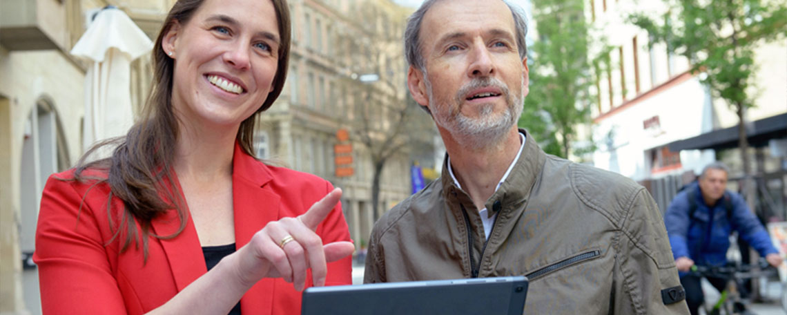 header_frau_roter-blazer_mann_braune_lederjacke.jpg